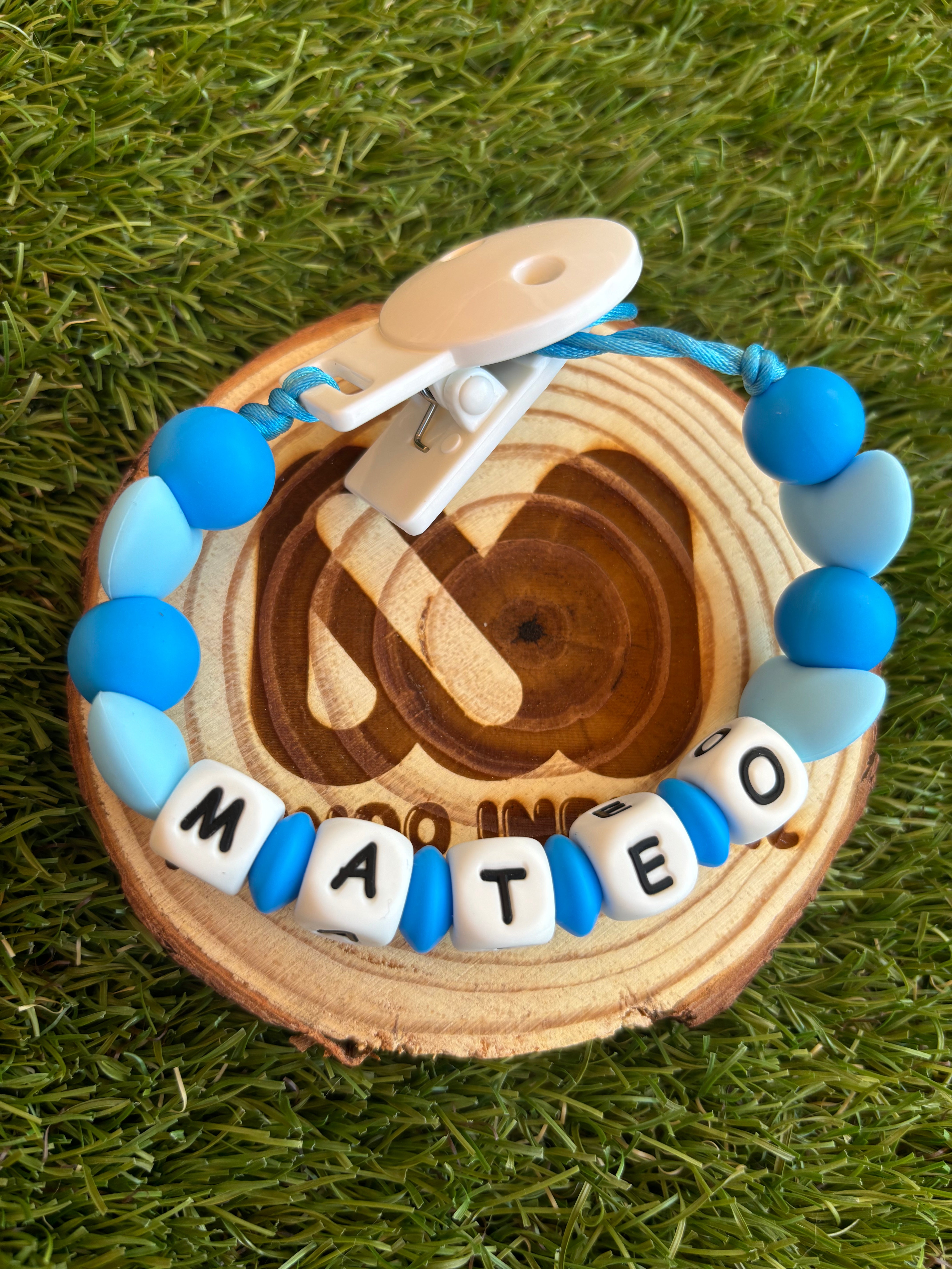 Chupetero personalizado de silicona - modelo corazón - MINI MUNDO