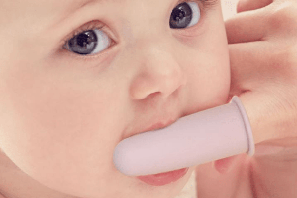 Cepillo de dientes de silicona con funda - azul grisáceo. - MINI MUNDO