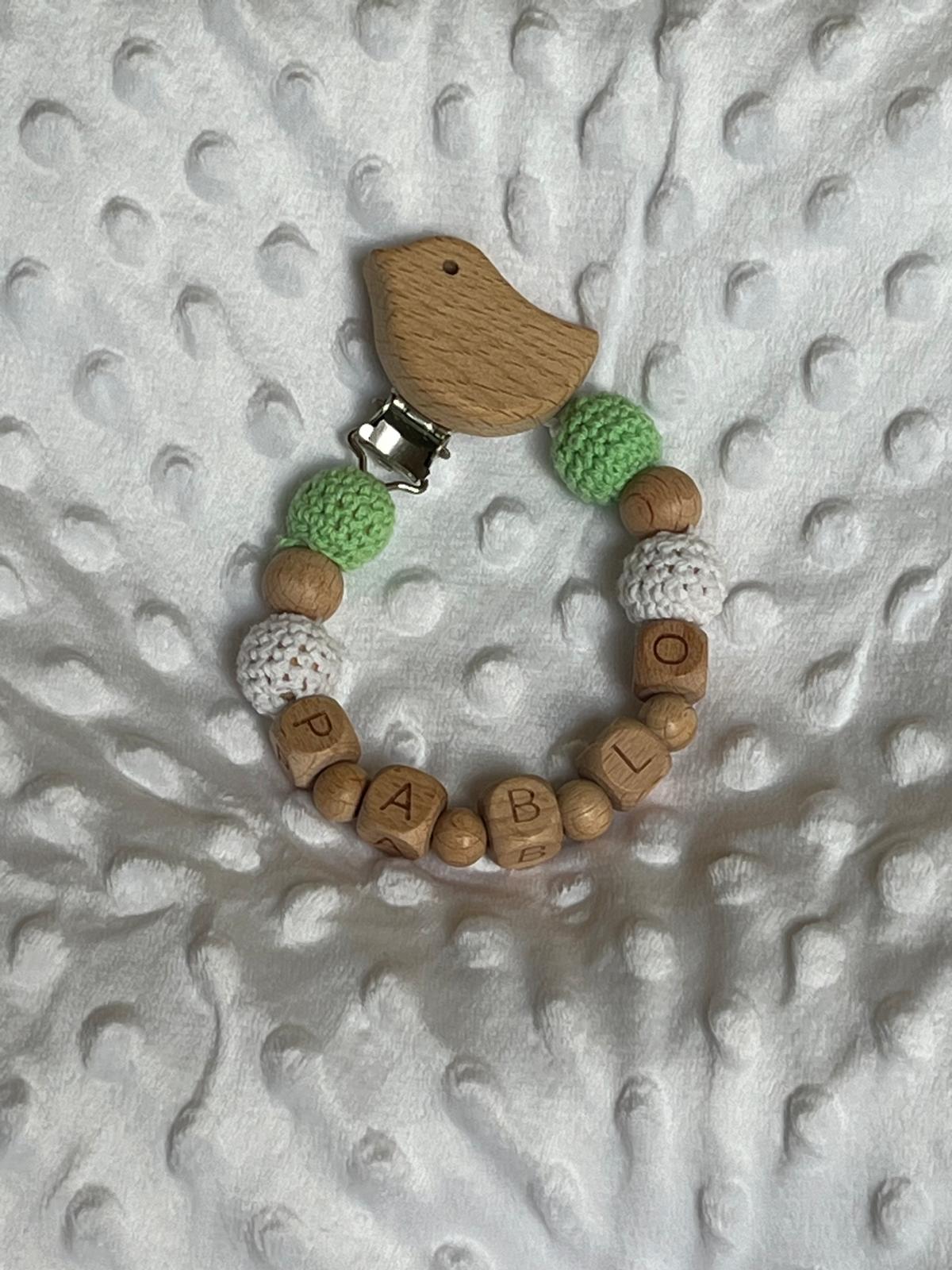 Chupetero personalizado de madera - blanco y verde - MINI MUNDO