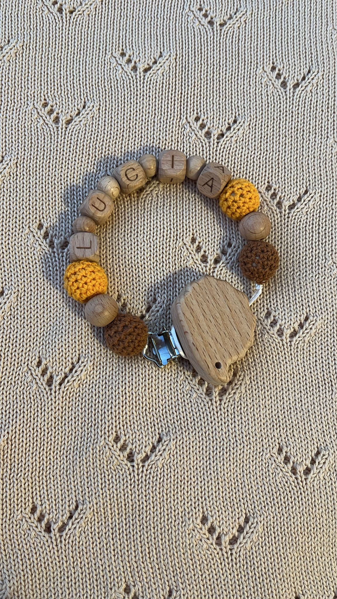 Chupetero personalizado de madera - Ocre y marrón - MINI MUNDO