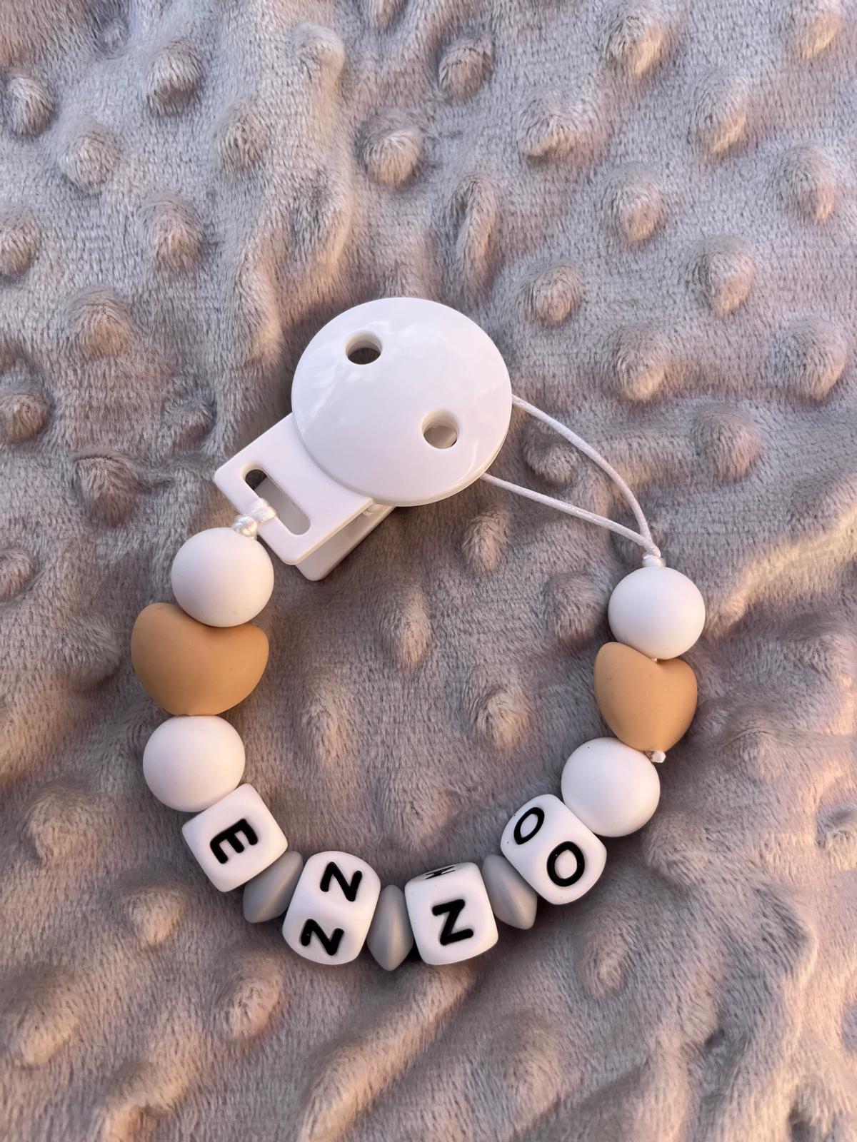 Chupetero personalizado de silicona - modelo corazón - MINI MUNDO