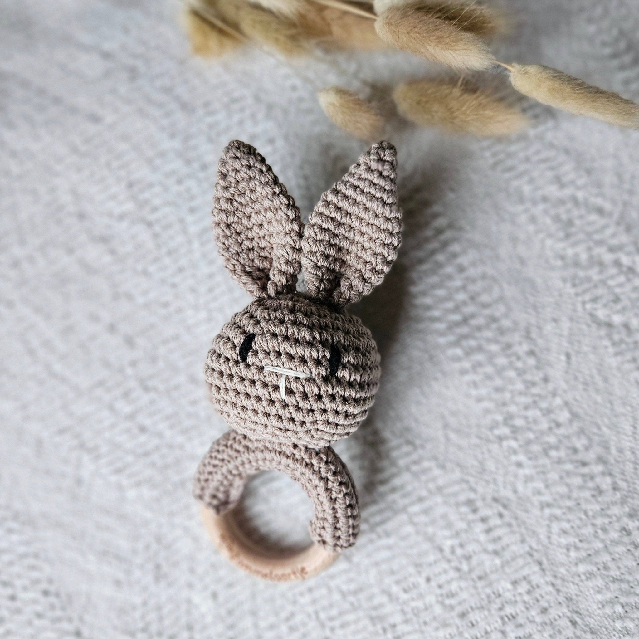 Sonajero de conejo hecho a mano - gris/arena - MINI MUNDO