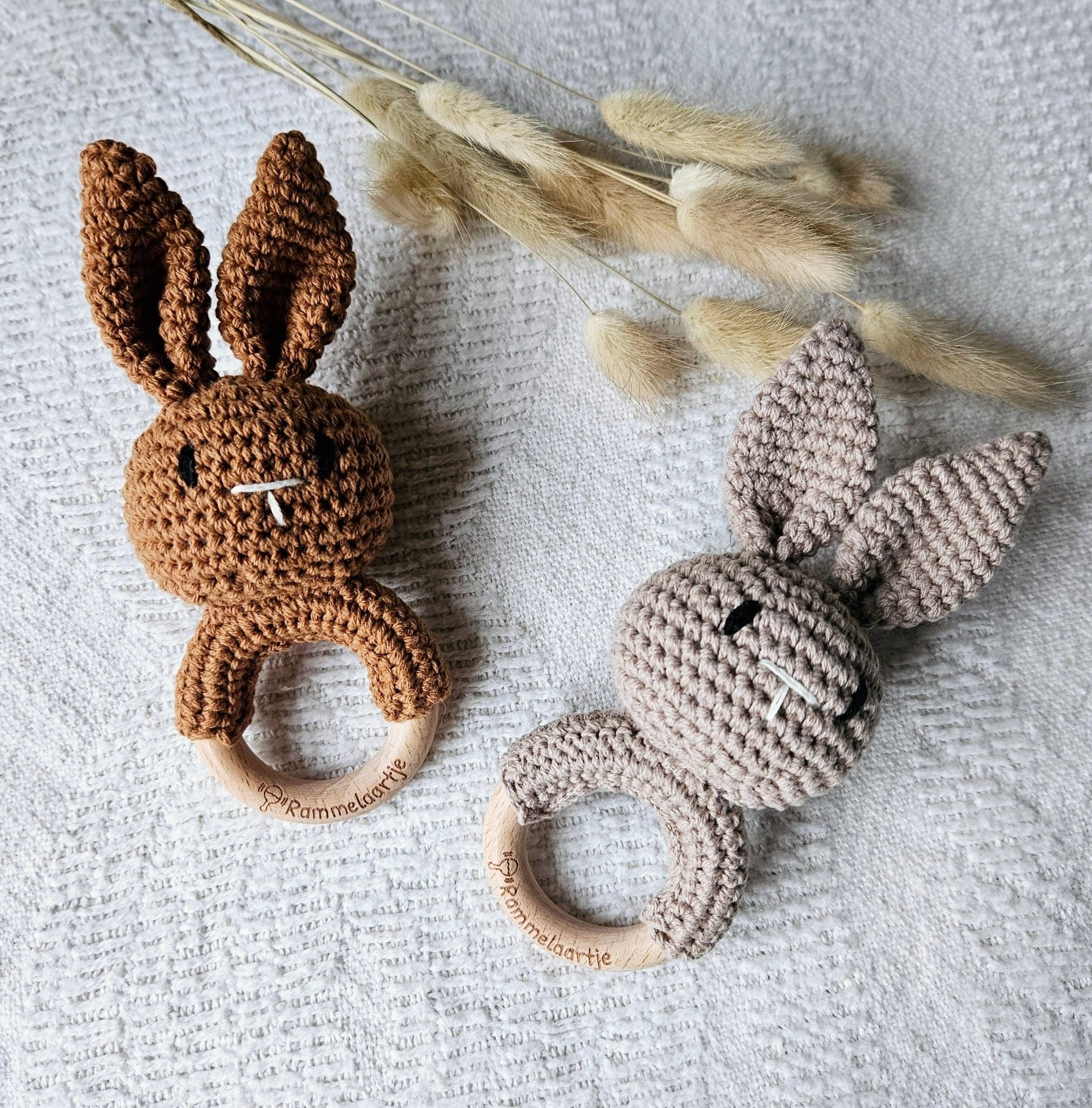 Sonajero de conejo hecho a mano - gris/arena - MINI MUNDO